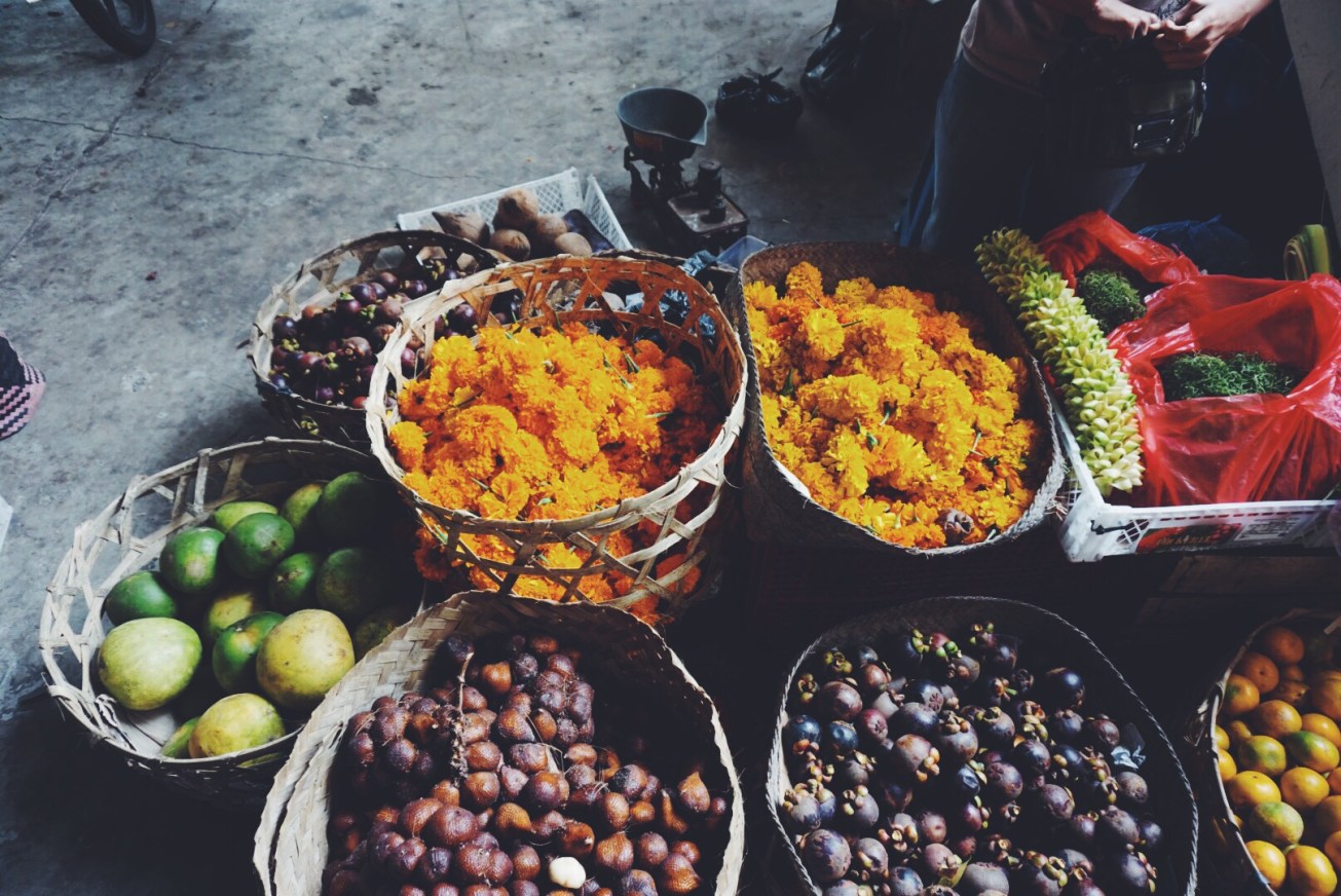 Mangosteen and flowers at the market